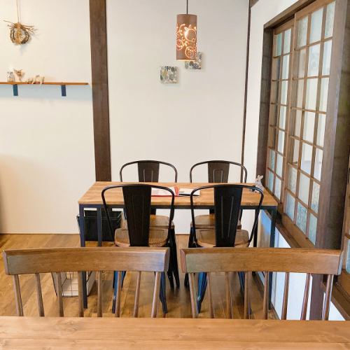 <p>Table seating for 4 people.Up to 8 people can use it together.</p>