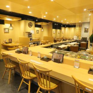 The wide coun can see the sushi made by the craftsmen up close!