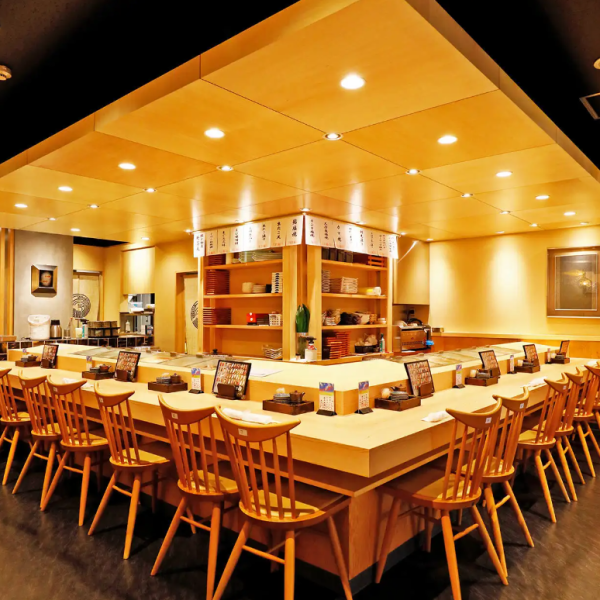 You can fully enjoy authentic Edomae sushi in the spacious interior of the restaurant.