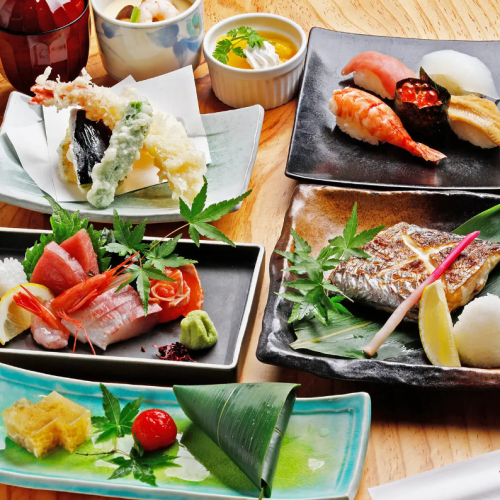 逸品料理も充実！お造り、焼き物、天ぷら、揚げ物など魚介の素材を生かしたお料理を約30種以上ご用意！