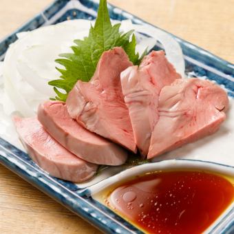 【含2小时无限畅饮】4,400日元套餐，招牌串烧、低温烹制的舌/心生鱼片等11道菜品
