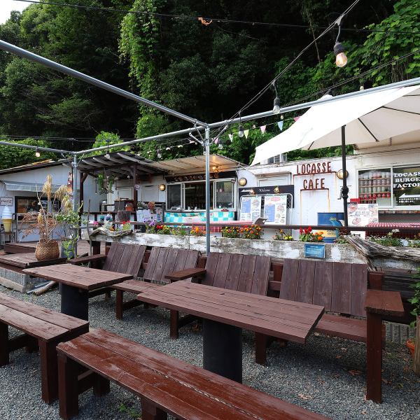 丹波の壮大な自然に包まれたRECLO VILLAGEは、まさに心身をリフレッシュさせるための特等席です◎。360度広がる緑豊かな景色と、爽やかな風が吹き抜けるテラス席は、日常の忙しさを忘れさせてくれる至福の空間♪。美味しい料理とともに、大自然のパワーを全身で感じてみませんか？