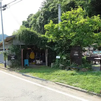 自然派デートや、ご友人同士のカジュアルなランチに大人気◎。日常を忘れる広大な景色を眺めながら、二人だけのプライベートな時間をゆったりと満喫できます。お誕生日や記念日の気軽なお祝い、テラスでのプチ飲み会など、心地よい距離感でお洒落に過ごしたい日に最適です♪2名掛けもございます♪