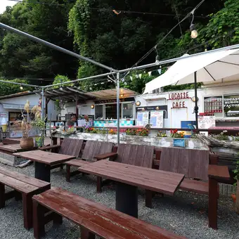 屋外でひときわ目を引くテラス席は、大人数での贅沢なグループBBQや、主役を迎える歓送迎会・飲み会に一押しの主役席です！。ご家族の記念日や誕生日のお祝い、賑やかな女子会まで、特別な集まりをさらに華やかに彩ります◎。大自然を独占するようなプライベート感溢れる空間で最高の乾杯を♪