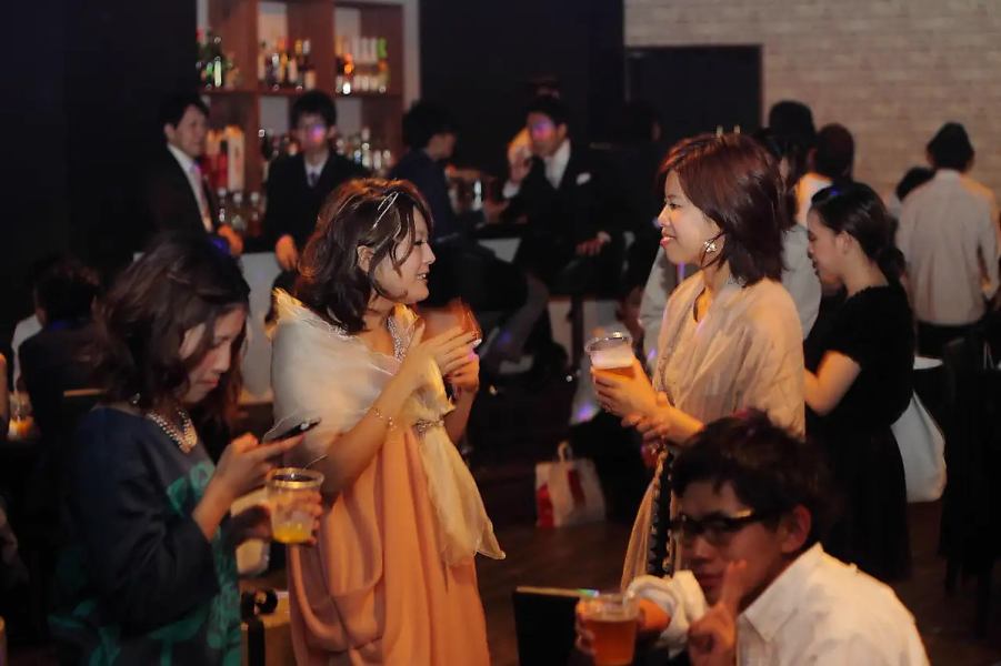 【結婚式1次会・2次会にもぴったり◎】パーティスペースでウェディングをお祝い♪音響・演出設備が整っていますので、PAブース・マイク・プロジェクター・スモーク・ライティング等、本格的な設備をフル活用して自分達だけのこだわりの演出をお手伝いします！