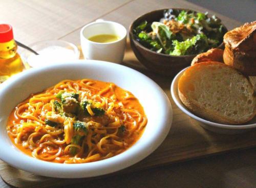 2月のランチパスタの1つ

海老とブロッコリーのトマトクリームスパ

もちもちの生パスタと濃厚な海老のトマトクリームがよく合います
サラダ、スープ、バケット&ポップオーバー食べ放題、ドリンク付き

火曜日は定休日です

One of February's lunch pastas

Shrimp and broccoli tomato cream spa

Chewy fresh pasta and rich shrimp tomato cream go well together.
All-you-can-eat salad, soup, bucket & popovers, drinks included

Closed on Tuesdays

🏠ジラフ　ビストロ
名古屋市西区名駅3丁目10-21
🏠giraffebistro
Nagoya City, Nishi Ward, Meieki 3-10-21

052-446-5936

#名古屋グルメ
#名古屋誕生日
#名古屋記念日
#名駅誕生日
#名駅記念日
#名古屋駅誕生日
#名古屋駅記念日
#名古屋スイーツ
#名古屋カフェ
#名古屋チーズフォンデュ
#名駅スイーツ
#名駅カフェ
#名駅チーズフォンデュ
#名古屋駅スイーツ
#名古屋駅カフェ
#名古屋駅チーズフォンデュ
#もちもち杏仁
#名古屋駅ランチ
#名駅ランチ
#名古屋ランチ
#nagoyafood
#nagoyacafe
#nagoyalunch
#japanesefood