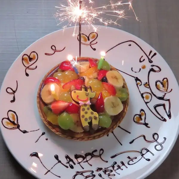 フルーツたっぷりの記念日ケーキ