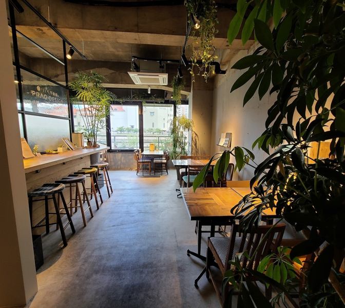 You can enjoy a calm atmosphere in the store, which is furnished with chic furniture.For families and girls-only gatherings.Of course, you can relax alone! How about a zukekura special lunch at our shop? We also sell cute accessories in the shop! Please take a look!