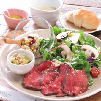 zukekura ROAST BEEF SALAD PLATE 1,530 yen (tax included)