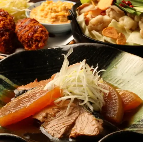 在飞驒高山街头一栋传统民居中,品尝创意美食。