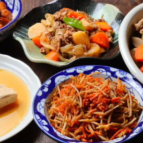 【当地美食】采用当地新鲜食材◎“味噌烤飞驒牛肉配玉兰叶”、“腌菜牛排”、“红薯”等。