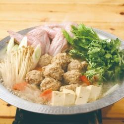 鸡肉丸火锅配大量蔬菜