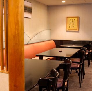 【最大12名様】ベンチシートのテーブル席でございます上座は窓側を向いております