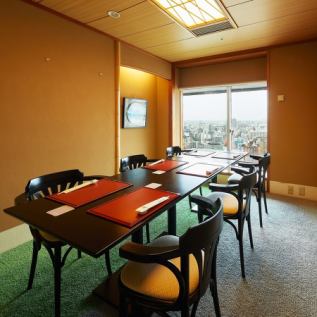 【言問：こといい】3～6名様用個室。室料6,600円。スカイツリーを横目に臨む個室。