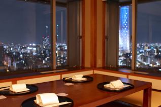 【吾妻：あづま】2～6名様用お座敷タイプ個室。室料8,800円。スカイツリーを目前に臨む角部屋。