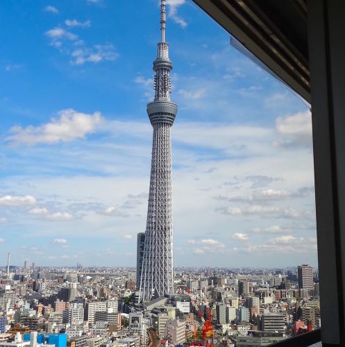 澄んだ空に佇む昼間のスカイツリーも圧巻です♪