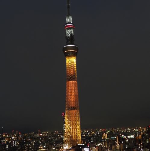 夜は浅草のライトアップされた町とスカイツリーが目前に