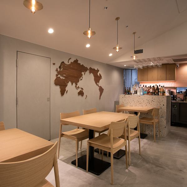【開放的でおしゃれなお店◎】各テーブル席はゆったりとお過ごしいただけます♪人数に合わせてお席の調整ができるので、女子会・デート・各種プチ宴会におすすめです！北欧をイメージした店内は現地に来たような気分も味わえ、素敵な空間です◎