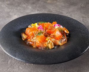 フレッシュサーモンと魚介のカクテルガスパチョソース
