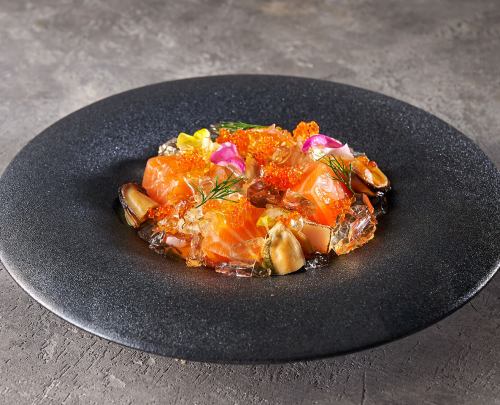 フレッシュサーモンと魚介のカクテルガスパチョソース