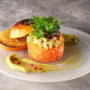 とろけるサーモンと卵のタルタルケーキこんがり焼いたブリオッシュ添え