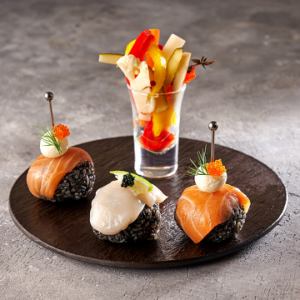 サーモンとイカ墨飯の手まりピンチョス