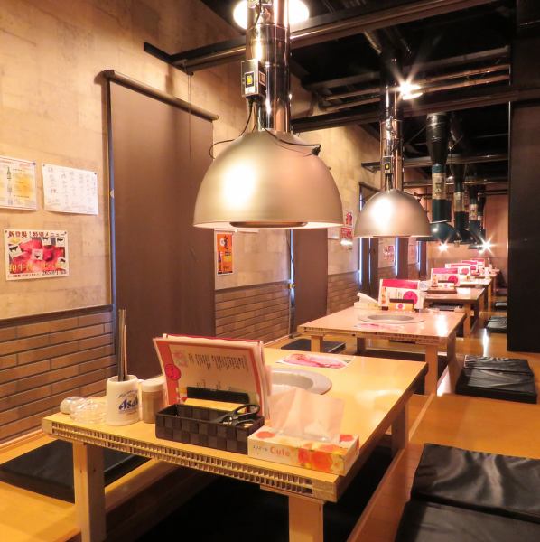 The digging kotatsu seats that can be partitioned can be enjoyed with peace of mind without worrying about the distance from people with the roll curtains! There is a smoke exhaust duct for each seat and ventilation is also safe ♪ Please feel free to visit us!