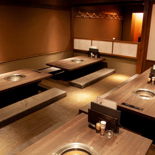 <p>日本現代的平靜空間可用於每個場景。娛樂，晚餐，宴會，飲酒派對，約會，週年紀念日等〜您可以舉辦多達50人的宴會，最多可容納50人！店內私人是最壯觀的“110人”！在Nishinakajima地區最大可用性和信心阿里。從小型飲酒派對到大型宴會，請將它留給牛肉和老虎。</p>