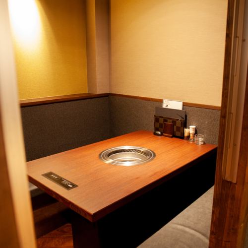 There is also a table in the semi-private room.Two tables for two to four people.It is available as a banquet private room for up to 8 people! It is a room with an adult atmosphere that supports small parties such as dating, drinking parties, and joint parties.Please use this seat by all means on important days.