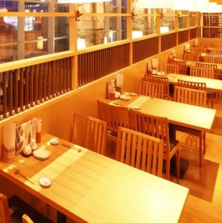 从仙台站步行1分钟的好位置!! 能感受到木头的温暖的2～4人桌席。