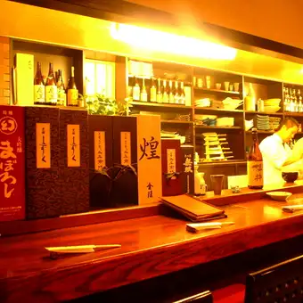 1階にカウンター席を8席ご用意してあり、お一人様やお二人様でのご利用に最適な空間です。カウンター席からは、シェフが腕を振るう料理の手元を間近でご覧いただけるため、料理の過程を楽しむことができます。気軽にお食事やお酒を楽しめるカウンター席は、友人とのちょっとした飲み会や、仕事帰りの一杯にもぴったりです◎