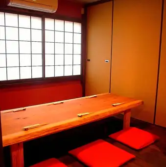 2Fに6名様までご利用いただける個室を4部屋ご用意しております。ご家族でのご利用や女子会など、様々なシーンに最適なプライベート空間で、心ゆくまでお楽しみいただけます。個室ならではのゆったりとした時間を過ごしながら、旬の美味しい料理とお酒を堪能できます。スタッフ一同皆様の来店をお待ちしております♪