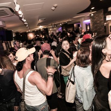 【DJブースやカラオケ、プロジェクターなど、楽しめる要素が盛りだくさん！】ご友人との楽しい宴会や、特別なイベントにぴったりな空間となっております。広々とした店内は賑やかなパーティーにも対応可能で、10名様から最大200名様まで宴会利用いただけます。音楽や映像を楽しみながら素敵なひとときをお過ごしください。