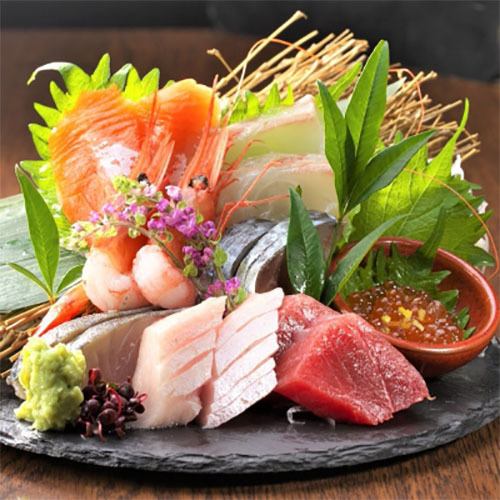 Enjoy creative Japanese cuisine made with seasonal ingredients and a wide selection of alcoholic drinks while chatting away.