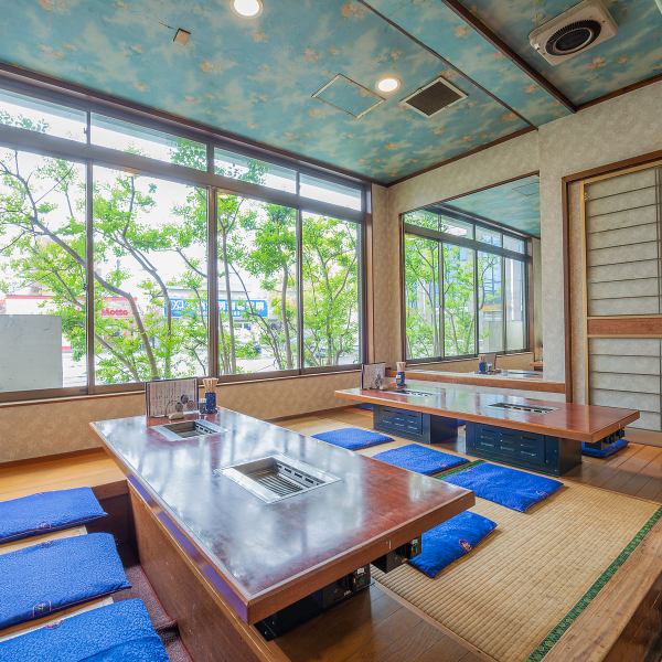 Our barbecue seats also allow you to see the outside scenery ◎ The natural and warm interior is ideal for families ♪ Perfect for celebrations and anniversaries! Surround yourself with yakiniku and have a wonderful and memorable moment ♪