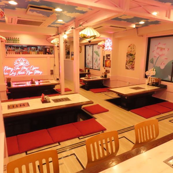 [The store has a bright, Asian-style atmosphere.] When you enter the store, you'll be greeted by an eye-catching space with elegant pale pink walls and neon lights.The atmosphere is also popular with women.There are two types of tables available for 2 to 6 people: tatami mats and sunken kotatsu tables.Please choose according to the usage scene♪