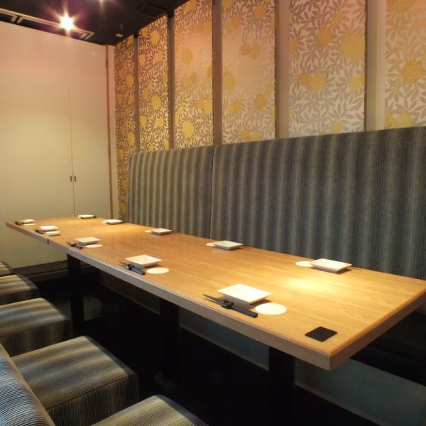 【個室完備】 ご宴会は『楽蔵　秋葉原駅前店』にお任せください！大人数様向けの大型個室では、ゆったりとした楽しいひと時をお過ごしいただけます。中小規模のお食事にピッタリの個室もご用意しているので、ご家族でのご利用や仲間内の飲み会にも。