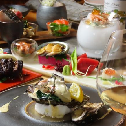 含鮑魚、海膽、螃蟹等新鮮海鮮的7道豪華套餐8,000日圓（另加無限量暢飲）