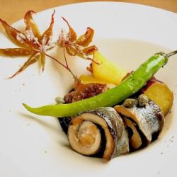 太平洋秋刀鱼油封和油炸秋季蔬菜