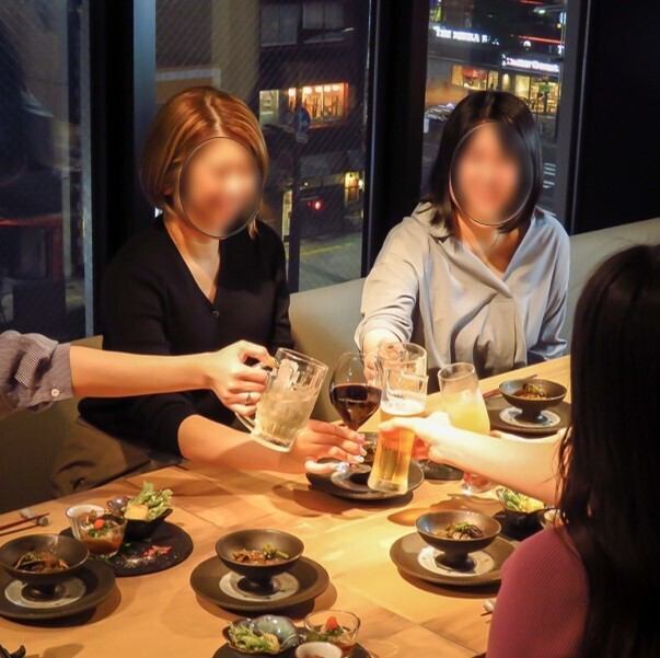 夜景が見えるテーブル席や、落ち着いたカウンター等女子会最適◎