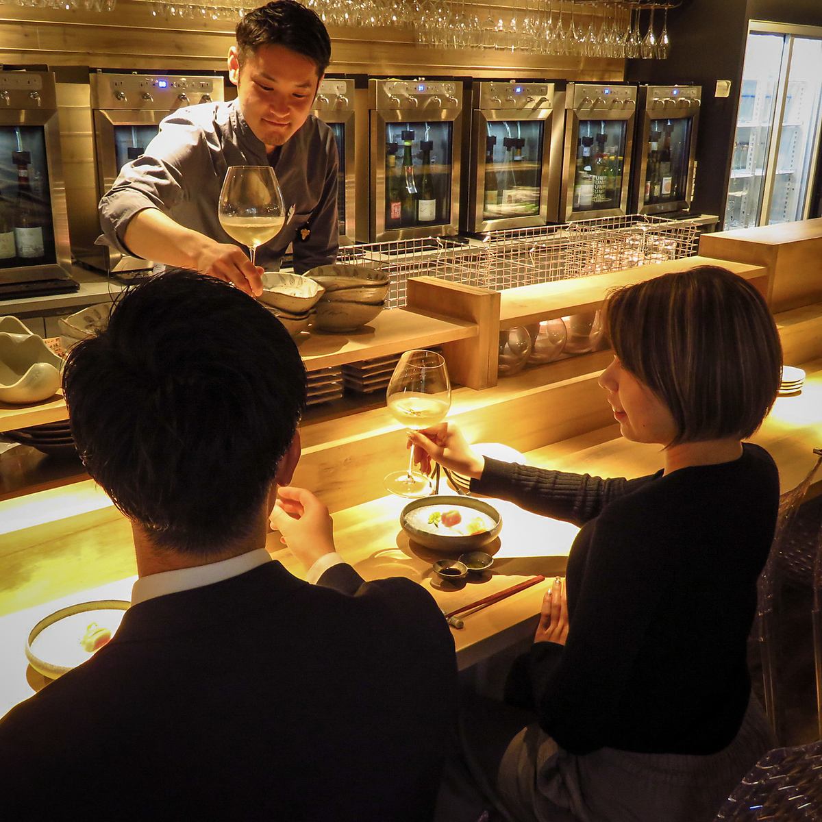 雰囲気抜群のカウンター席はお隣同士でのお食事にぴったりです。