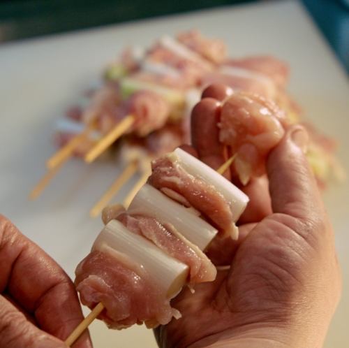 【食材にこだわる】朝〆の鶏を毎日丁寧に串打ちしています！