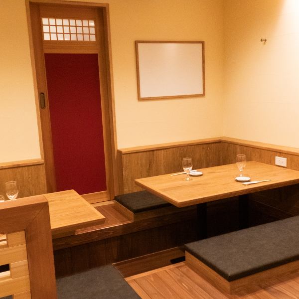 [1 x private room with sunken kotatsu for 5 to 7 people, 1 x 7 to 8 people] We have seats where you can enjoy a completely private space.Ideal for small-scale banquets, business dinners, entertainment, etc.Please note that private room seats are very popular, so please make your reservations in advance.
