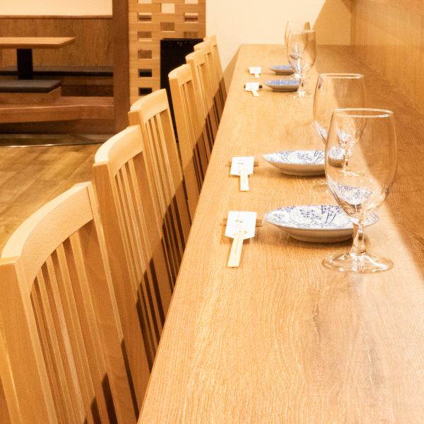 【吧台座位×11】在吧台座位上，可以近距离观赏厨师的细腻双手和手艺。请在您面前体验工匠的坚持和技术，度过一段特别的时光。