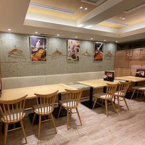 【单人用餐也能放松身心】店内备有多张餐桌，即使是单人用餐也能在宽敞的餐桌上放松身心。下班后喝一杯或参加小型酒会等各种场合都可以使用它。