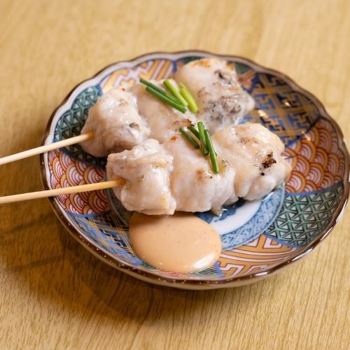 付きだしは“ふぐ炭火焼”