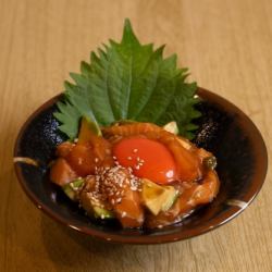 サーモンとアボカドの葉わさびユッケ