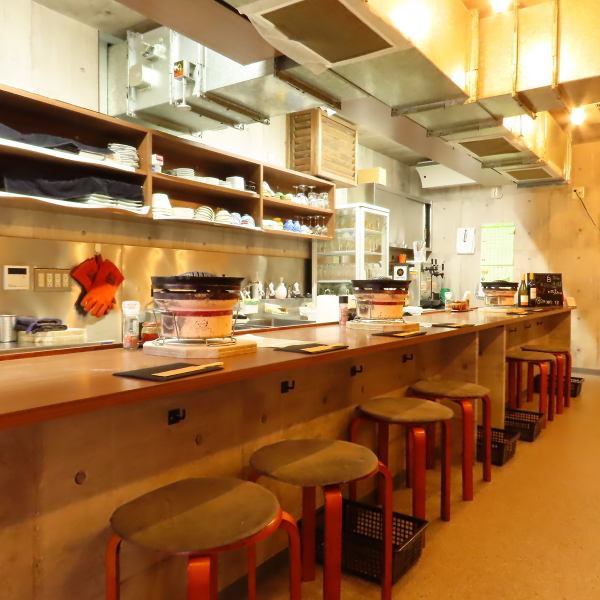 【ゆったりとした内観で、団体利用にも最適！】当店の広々とした店内は、一人飲みから団体まで、さまざまなシーンに対応しています♪ゆったりとした雰囲気でお食事やお酒を楽しめるので、大切な人たちとの特別な時間を過ごすのにぴったりです★皆でワイワイ楽しみましょう！