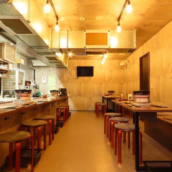 【広々とした店内でリラックスタイム】当店は広々とした内観が自慢！ゆったりとした空間で、日常の喧騒から離れてリラックスできる場所です♪友人や仲間との楽しいひとときを過ごすのに最適です★心地よい時間を過ごしましょう！
