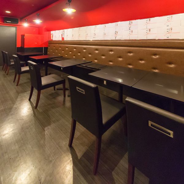 【大人の隠れ家のような落ち着いた空間】当店は落ち着いた雰囲気ながら、カジュアルにイタリアンを愉しんでいただける店内です！広々としたテーブル席ですので、女子会やご家族でのお集りにもピッタリ！本格イタリアンをお手頃価格でお愉しみください♪